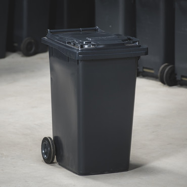 Eine schwarze Restmülltonne auf zwei Rollen
