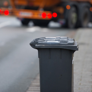 Abfallabfuhr einer schwarzen Tonne