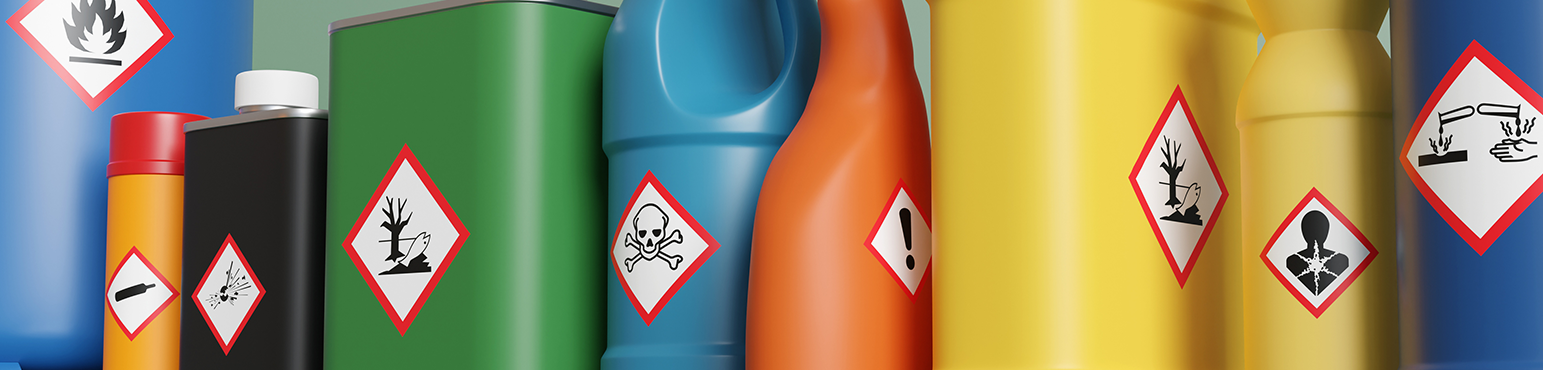 Mehrere schadstoffhaltige Verpackungen mit Warnhinweisen